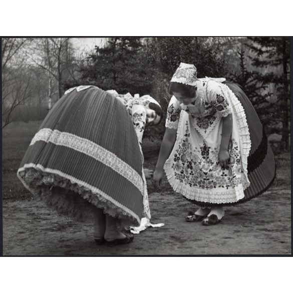 Nagyobb méret, Szendrő István fotóművészeti alkotása, lányok, géderlaki (Bács-Kiskun megye) népviseletben, szoknya, 1930-as évek. 