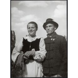   Nagyobb méret, Szendrő István fotóművészeti alkotása, csíkménasági (Erdély, Hargita megye) népviseletben, 1930-as évek. 