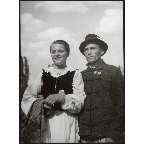 Nagyobb méret, Szendrő István fotóművészeti alkotása, csíkménasági (Erdély, Hargita megye) népviseletben, 1930-as évek. 