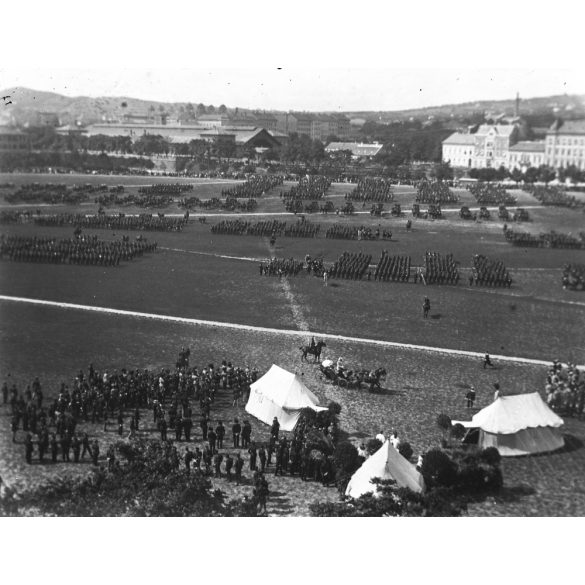 Katonai szemle a Vérmezőn, Budapest, I. kerület, Déli pályaudvar, Alkotás út, János kórház, Sas-hegy, helytörténet, egyenruha, katona, 1900-as évek eleje,  Eredeti nagyméretű fotó negatív, üvegnegatív