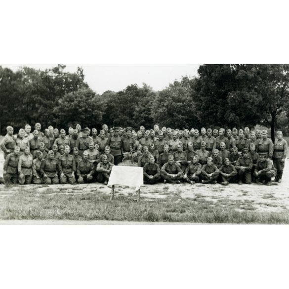 Katonák különös lovas szoborral, egyenruha, kommunizmus, 1950-es évek, Eredeti fotó, papírkép.  