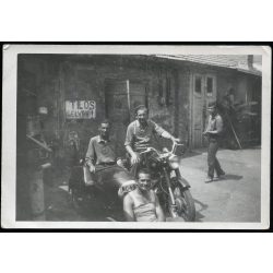   Férfiak Pannonia oldalkocsis motorkerékpáron, „TILOS ELVINNI” vicces felirat, jármű, közlekedés, szocializmus, 1960-as évek, Eredeti fotó, papírkép.  