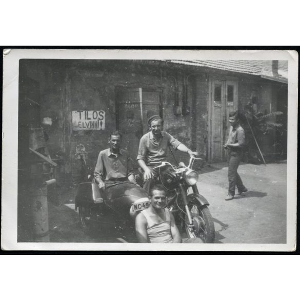 Férfiak Pannonia oldalkocsis motorkerékpáron, „TILOS ELVINNI” vicces felirat, jármű, közlekedés, szocializmus, 1960-as évek, Eredeti fotó, papírkép.  