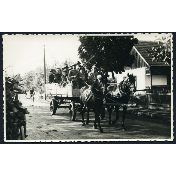 Foto Ignáczy, szüreti kirándulás, Beregszász, Kárpátalja, lovaskocsi, utcakép, Horthy-korszak, helytörténet, 1940-es évek, Eredeti fotó, papírkép.  