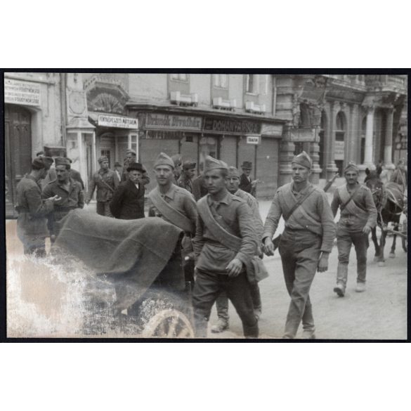 Szovjet-bolgár megszálló csapatok Nagykanizsán, Nagykanizsa, Zala megye, 2. világháború, katonák, fegyverek, utcakép, feliratok, lovas szekér, helytörténet, 1945., 1940-es évek, 