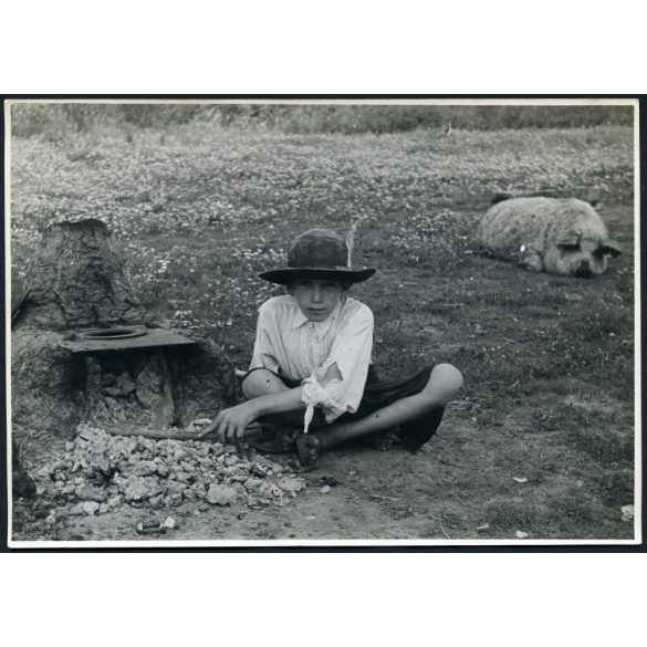 Nagyobb méret, disznópásztor a tűzhelynél, gyerek, kalap, néprajz,  Horthy-korszak, 1930-as évek, Eredeti fotó, papírkép.   méret megközelítőleg (centiméterben): 12 x 17 Használt! Eredeti nagyítás! Ne