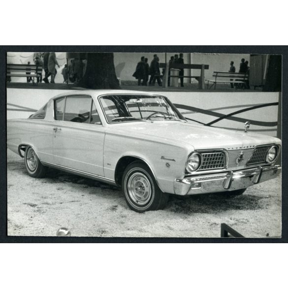 Amerikai autó, Plymouth Barracuda bemutatója, Budapest, Városliget, Ipari vásár, USA gépkocsi, jármű, közlekedés, szocializmus, 1960-as évek, Eredeti fotó, papírkép.  