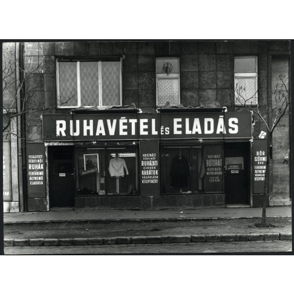 Nagyobb méret, használtcikk, használt ruhák boltja, Budapest, Óbuda, Lajos utca 49/b, üzlet, kirakat, szocializmus, helytörténet, 1970-es évek, Eredeti fotó, papírkép, hátulján a Használtcikk Szövetke