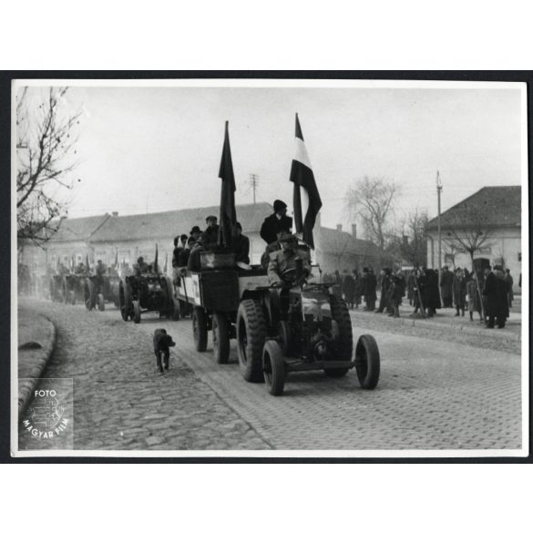 Felvonulás MÁVAG és HSCS traktorokon, jármű, mezőgazdaság, 1940-es évek, kommunizmus. Eredeti fotó, papírkép, Magyar Film Foto jelzéssel, hátulján bélyegző.   