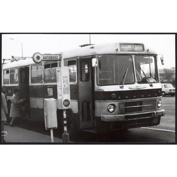 Nagyobb méret! Az Ikarus 180 típusú gépjárműve a megállóban, Magyarország, Budapest, Kőbánya, utcakép, 32-es busz, tábla, megálló, menetrend, közlekedés, közlekedéstörténet, helytörténet, 1970-es évek