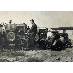   Hofherr, HSCS 30-35 traktorok a gépállomáson, jármű, mezőgazdaság, 1950-es évek. Eredeti fotó, Magyar Képszolgálat pecsétjével jelzett papírkép, szélén kopásnyom. 