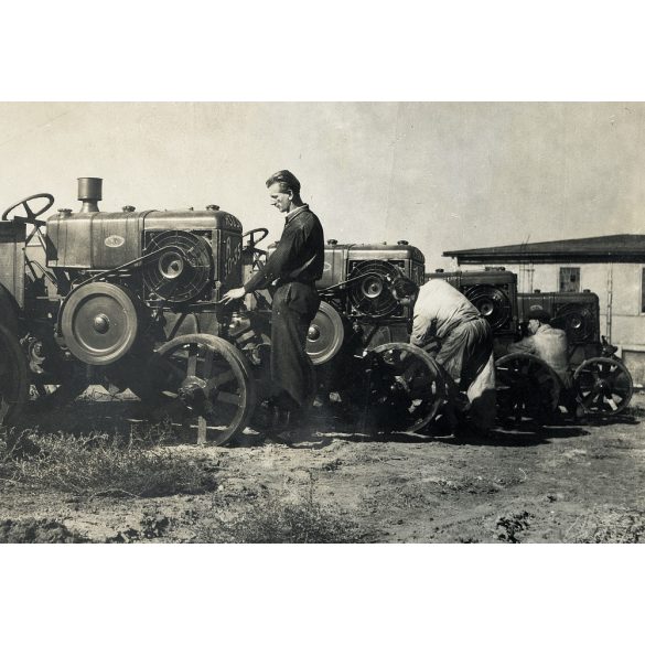 Hofherr, HSCS 30-35 traktorok a gépállomáson, jármű, mezőgazdaság, 1950-es évek. Eredeti fotó, Magyar Képszolgálat pecsétjével jelzett papírkép, szélén kopásnyom. 