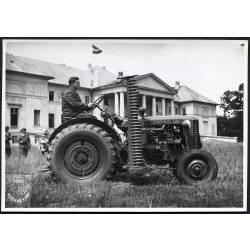   Zetor 25 traktor a kirabolt Festetics kastély parkjában, Dég, jármű, kaszálógép, mezőgazdaság, kommunizmus, helytörténet, Fejér megye, 1940-es évek, Eredeti fotó, papírkép „Magyar Film Foto” jelzéssel