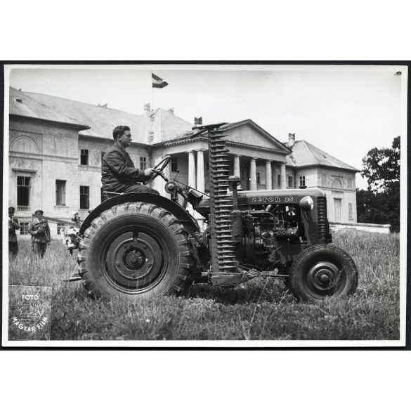 Zetor 25 traktor a kirabolt Festetics kastély parkjában, Dég, jármű, kaszálógép, mezőgazdaság, kommunizmus, helytörténet, Fejér megye, 1940-es évek, Eredeti fotó, papírkép „Magyar Film Foto” jelzéssel