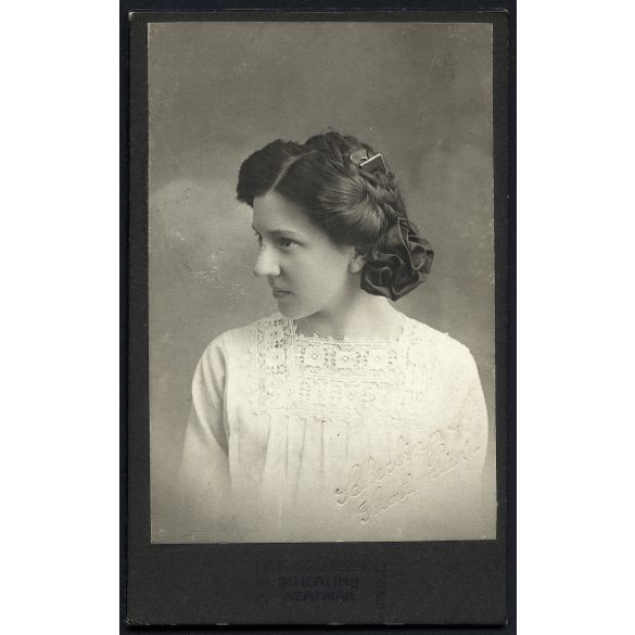 Scherling Antal műterme, Szatmár, Erdély,  elegáns fiatal nő portréja, gyönyörű ruha, monarchia, 1913, 1910-es évek, Eredeti CDV, hátulján feliratozott vizitkártya fotó.   