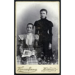   Váncza Emma műterme, Miskolc, elegáns lányok képes albummal, Nagymáté Etelka, Szabó Matild, monarchia, 1898., 1890-es évek, Eredeti CDV, hátulján feliratozott vizitkártya fotó.  