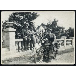   Férfi Indian Prince 350 motorkerékpáron, Fonyód, Walko-kilátó, Balaton, jármű, közlekedés, darutollas sapka, Horthy-korszak, 1930-as évek, Eredeti fotó, papírkép.   méret megközelítőleg (centiméterben