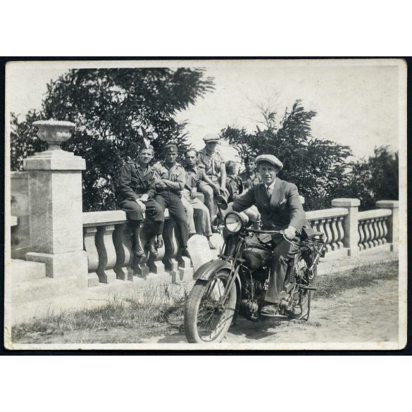 Férfi Indian Prince 350 motorkerékpáron, Fonyód, Walko-kilátó, Balaton, jármű, közlekedés, darutollas sapka, Horthy-korszak, 1930-as évek, Eredeti fotó, papírkép.   méret megközelítőleg (centiméterben