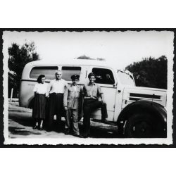   Garant mentőautó mentősökkel, Magyarország, egyenruha, jármű, közlekedés, teherautó, kommunizmus, 1950-es évek, Eredeti fotó, papírkép. 