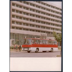   Nagyobb méret! Az Ikarus 250 prototype gépjárműve a szálloda előtt. Magyarország, hotel, étterem, busz, közlekedés, közlekedéstörténet, helytörténet, 1970-es évek, Eredeti fotó, papírkép.  