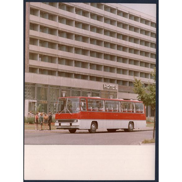 Nagyobb méret! Az Ikarus 250 prototype gépjárműve a szálloda előtt. Magyarország, hotel, étterem, busz, közlekedés, közlekedéstörténet, helytörténet, 1970-es évek, Eredeti fotó, papírkép.  