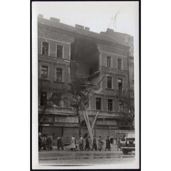 Ágyú találat Budapesten, Pest, 1956-os forradalom, szabadságharc, társasház, táblák, feliratok, katonai jármű, utcakép, helytörténet, 1956., 1950-es évek, Eredeti fotó, papírkép.  