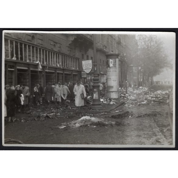 Budapest utcái a forradalom után, Magyarország, 1956-os forradalom, szabadságharc, táblák, feliratok, Fischer Sándor fényképész cégére, hirdetőoszlop, utcakép, helytörténet, 1956., 1950-es évek,