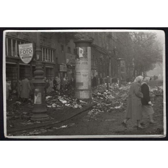 Emberek, Budapest utcáin az 1956-os forradalom után, Magyarország, szabadságharc, táblák, feliratok, Fischer Sándor fényképész cégére, hirdetőoszlop, utcakép helytörténet, 1956., 1950-es évek, 