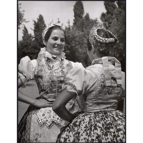 Nagyobb méret, Szendrő István fotóművészeti alkotása, lányok népviseletben, Gyöngyösbokréta mozgalom, Gombos, Szerbia, népviselet, kendő, 1930-as évek. 