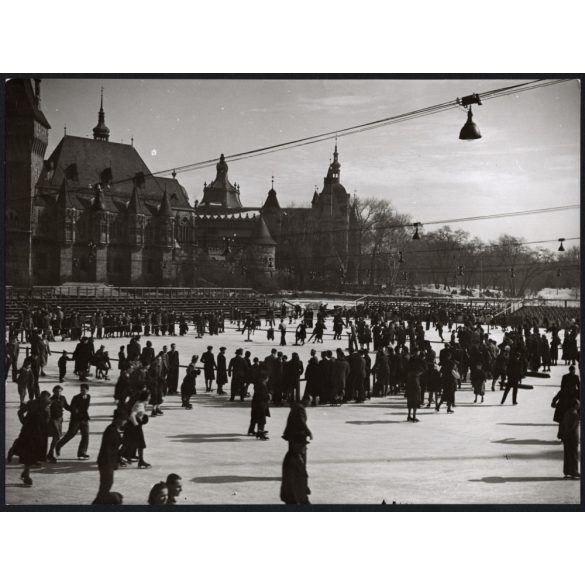 Nagyobb méret, Szendrő István fotóművészeti alkotása, korcsolyázás a városligeti műjégpályán, Vajdahunyad vára, Budapest, Magyarország, 1930-as évek. Eredeti, pecséttel jelzett fotó, 