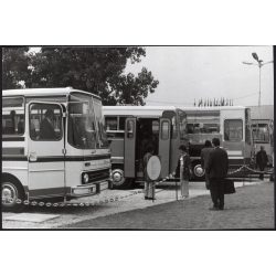   Nagyobb méret. Az Ikarus járművei autókiállításon, Magyarország, utcakép, járművek, közlekedés, közlekedéstörténet, buszok, 1970-s évek, Eredeti fotó, papírkép.   