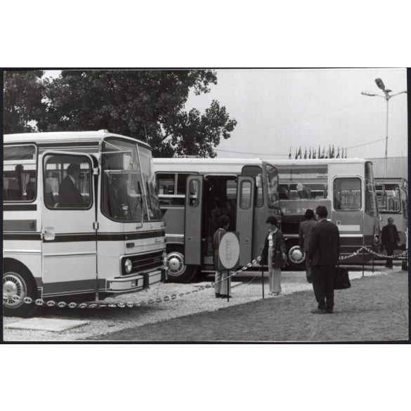 Nagyobb méret. Az Ikarus járművei autókiállításon, Magyarország, utcakép, járművek, közlekedés, közlekedéstörténet, buszok, 1970-s évek, Eredeti fotó, papírkép.   