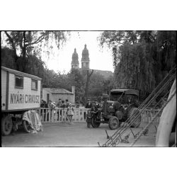   6 darab fotó negatív. A Nyári Cirkusz vendégszereplése, Pápa, vándorcirkusz, traktor, lakókocsi, városkép, helytörténet, Veszprém megye, szocializmus, 1958 (?), 1950-es évek, Eredeti fotó negatív.