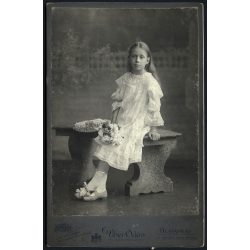   Uher műterem, Budapest, elegáns lány szalagos cipőben, virágokkal, monarchia, helytörténet, 1890-es évek, Eredeti kabinetfotó.