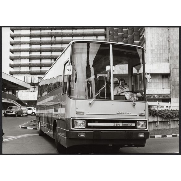 Nagyobb méret. Az Ikarus 254 tourist típusú járműve próbaúton, az Intercontinental szállodánál, Budapest, utcakép, járművek, busz, közlekedés, 1970-es évek, Eredeti fotó, papírkép.   