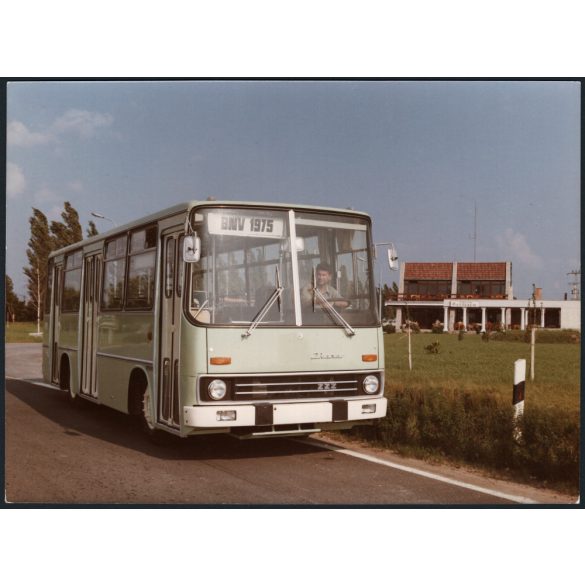 Nagyobb méret. Az Ikarus 222 típusú gépjárműve a szabadbattyáni Gorsium étterem előtt, Szabadbattyán, Fejér megye, jármű, közlekedés, busz, tábla, utcakép, helytörténet, 1970-es évek, 