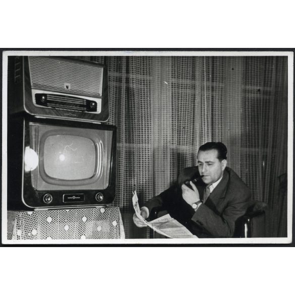 Pipázó férfi újságot olvas, Orion televízió, tv, rádió, szocializmus, 1960-as évek, Eredeti fotó, papírkép. 