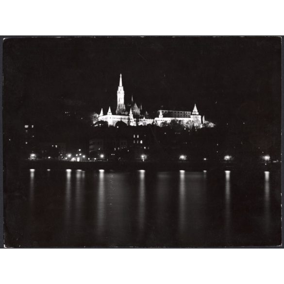 Nagyobb méret, Szendrő István fotóművészeti alkotása, a Halászbástya és a Mátyás-templom (Budavári Nagyboldogasszony-templom) éjjel, Budapest, 1930-as évek. Eredeti, pecséttel jelzett fotó, papírkép. 