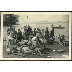   Fürdőző társaság, Balatonlelle, fürdő, strand, Balaton, kommunizmus, Somogy megye, 1947, 1940-es évek, Eredeti fotó, hátulján feliratozott papírkép. 