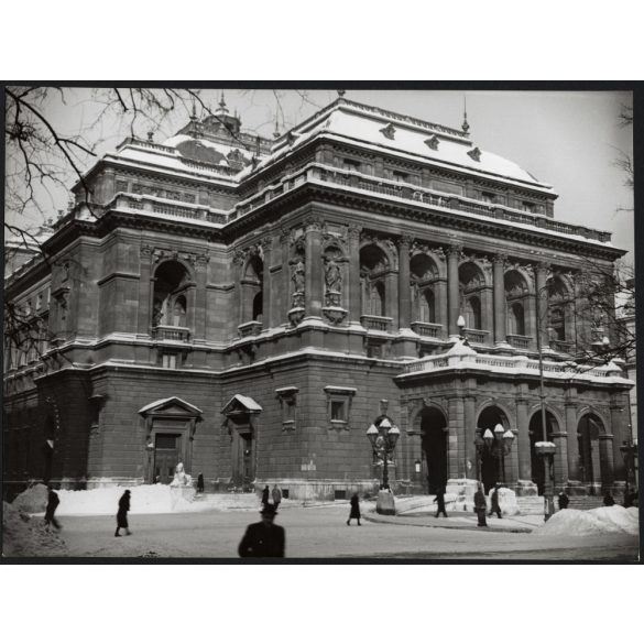 Nagyobb méret, Szendrő István fotóművészeti alkotása, a Magyar Állami Operaház télen, Budapest, 1930-as évek. Eredeti, pecséttel jelzett fotó, papírkép, Agfa Brovira papíron. 