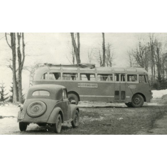 Ikarus 30 autóbusz a havas úton,  Fiat Topolino gépkocsi, jármű, közlekedés, kommunizmus., 1950-es évek, Eredeti fotó, papírkép. 