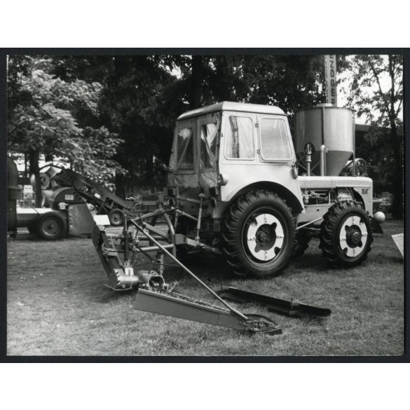 Dutra (?) traktor FEK függesztett fűkaszával, mezőgazdaság, jármű, 1950-es évek, szocializmus, Eredeti fotó, hátulján feliratozott papírkép.  