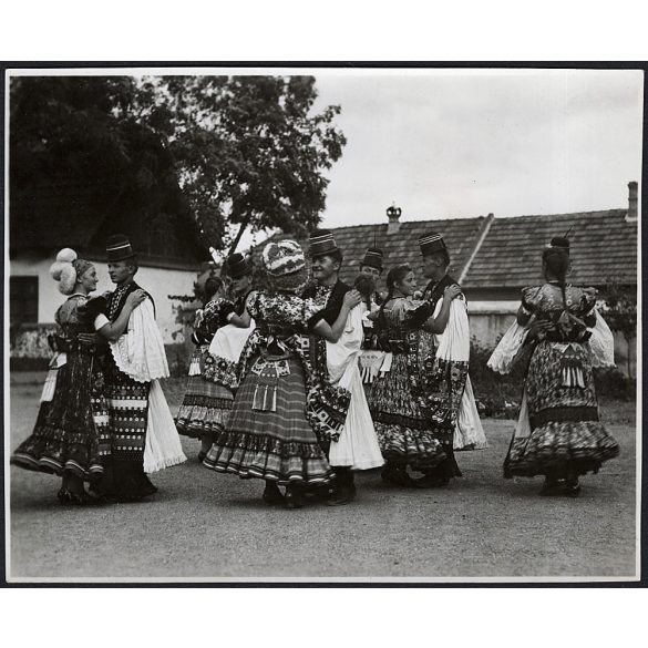 Fiatalok népviseletben, néptánc, Magyarország, utcakép, kalap, szoknya, fejfedő Horthy-korszak, népviselet, helytörténet, 1930-as évek, Eredeti fotó, papírkép. 