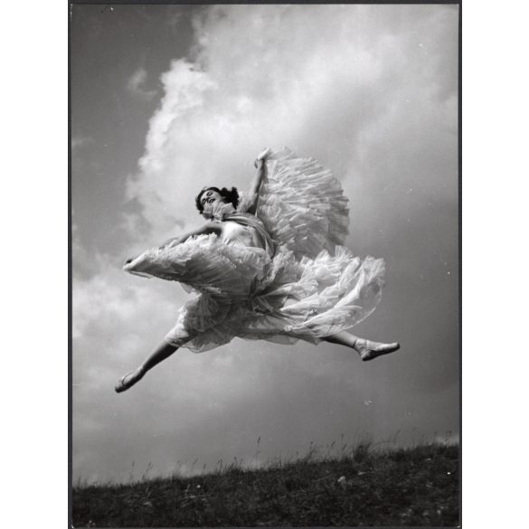 Nagyobb méret, Szendrő István fotóművészeti alkotása, balerina szoknyában, 1930-as évek. Eredeti, pecséttel jelzett fotó, papírkép, Agfa Brovira papíron. 