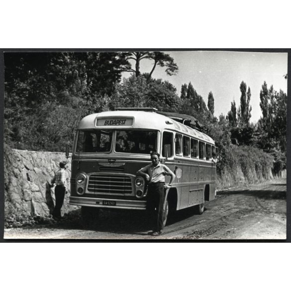 Ikarus távolsági autóbusz sofőrjével, MÁVAUT, jármű, közlekedés, 1960-as évek, szocializmus, Eredeti fotó, papírkép. 