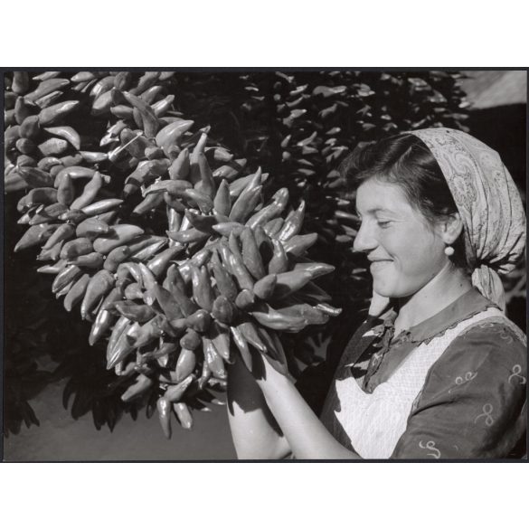 Nagyobb méret, Szendrő István fotóművészeti alkotása, paprika üzem Szegeden, Csongrád-Csanád megye, népviselet, kendő, 1930-as évek. Eredeti, pecséttel jelzett fotó, papírkép, Agfa Brovira papíron. 