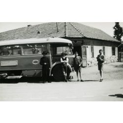   Az Autotaxi Vállalat Graf & Stift - Uhri típusú autóbusza pihen az italmérésnél, jármű, közlekedés, Horthy-korszak, 1930-as évek, Eredeti fotó, papírkép. 