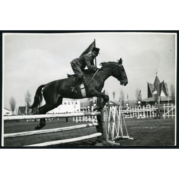 Feuchtersleben Kornél huszár százados egy lóversenyen, Budapest, sport, magyar katona egyenruhában, 1930-as évek. Horthy-korszak. Eredeti, pecséttel jelzett fotó, papírkép, Agfa Brovira papíron. Dekor