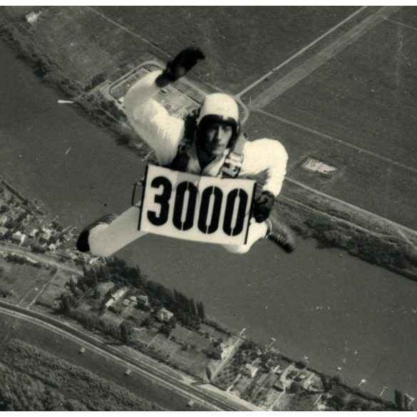 Hüse Károly a katonai ejtőernyőzés ikonikus alakja, Szolnok, 3000. ugrás, repülés, szocializmus, 1960-as évek, Eredeti fotó, papírkép, kisebb gyűrődésekkel.  