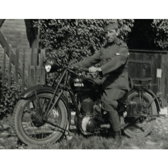 Magyar katona Ariel motorkerékpáron, egyenruha, 2. világháború, jármű, közlekedés, Horthy-korszak, 1940-es évek, Eredeti fotó, papírkép. 